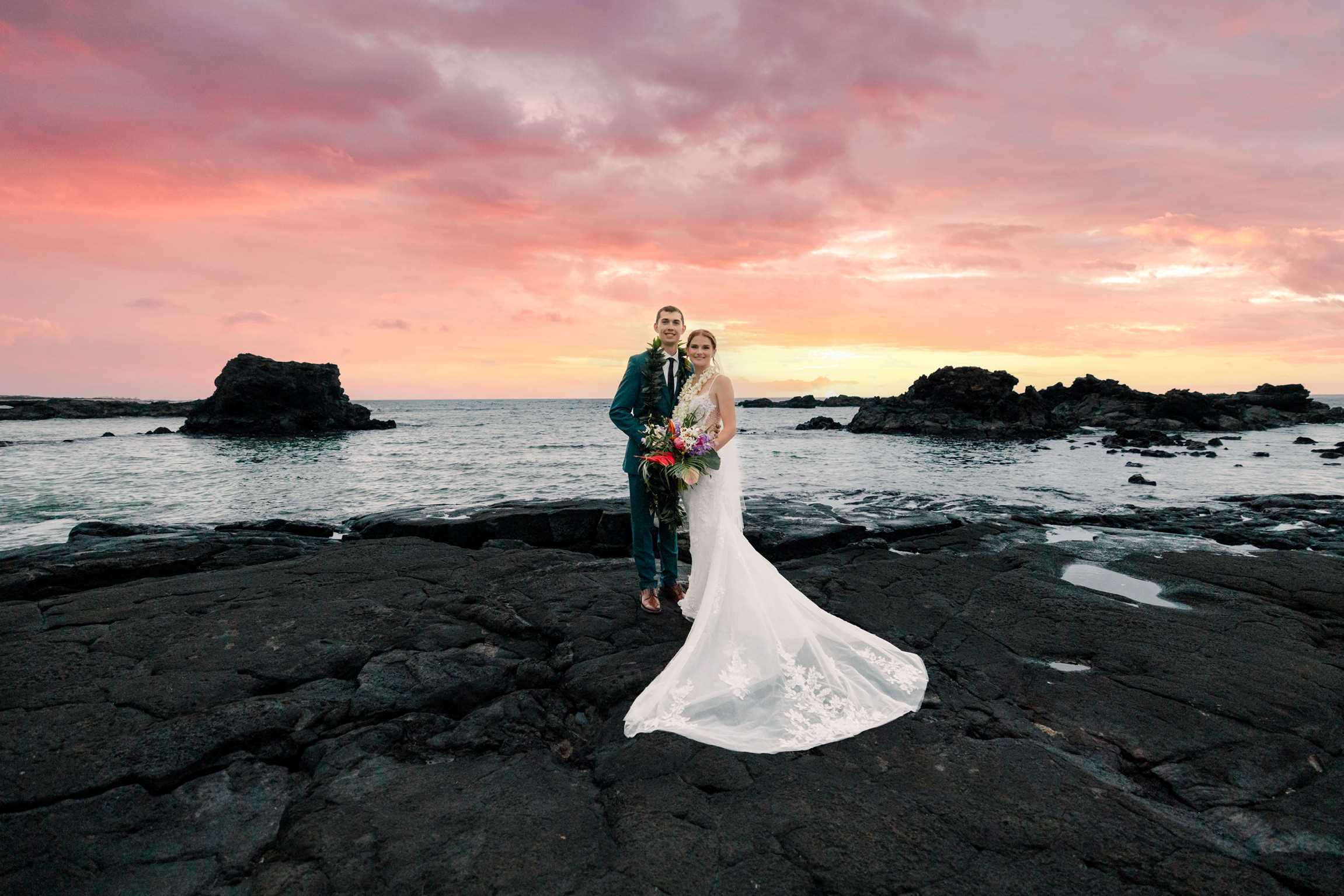 Dreamy Beach Wedding in Kona, Hawaii: Real Couple & Stunning Photos